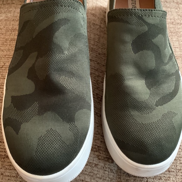 Steve Madden Zayna shiny green camo 1.5” height white soles sz9.5 run small - Picture 4 of 8